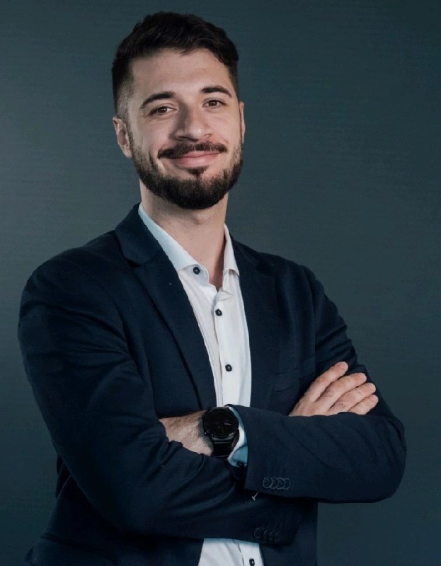 Portrait of Mateo Pelassa, financial consultant